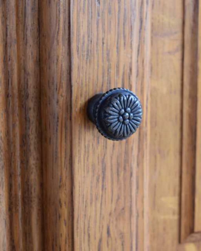 アンティークのキャビネット　アンティーク家具　小さなフレンスのアンティーク家具、美しい彫りのサイドキャビネット(ナイトテーブル)。取っ手のデザインも優雅フランスらしさは取っ手のデザインにも。(j-2548-f)