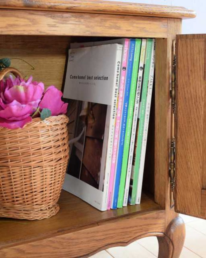 アンティークのキャビネット　アンティーク家具　小さなフレンスのアンティーク家具、美しい彫りのサイドキャビネット(ナイトテーブル)。扉の中は収納たっぷりA4サイズの雑誌までしっかり収納出来ちゃう大きさ。(j-2548-f)