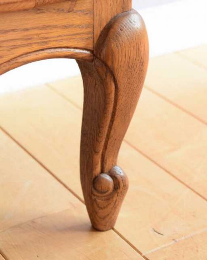 アンティークのキャビネット　アンティーク家具　小さなフレンスのアンティーク家具、美しい彫りのサイドキャビネット(ナイトテーブル)。女性1人でラクラク運べちゃう仕掛けHandleのアンティークの脚の裏にはフェルトキーパーが付いているんです。(j-2548-f)