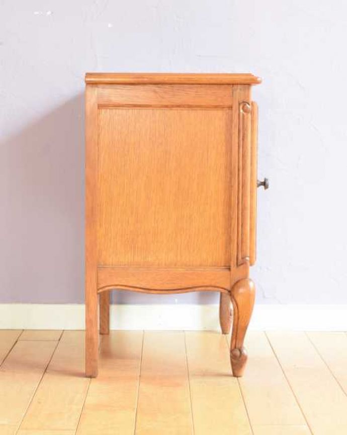 アンティークのキャビネット　アンティーク家具　小さなフレンスのアンティーク家具、美しい彫りのサイドキャビネット(ナイトテーブル)。横から見ても美しいんです正面はもちろん、横顔だってフランスらしく美しいです。(j-2548-f)