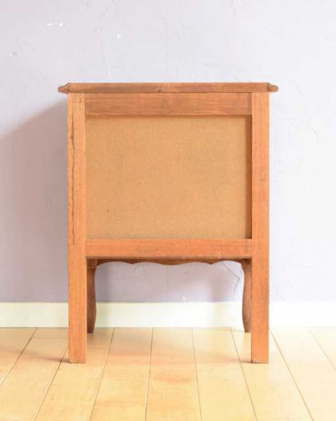 アンティークのキャビネット　アンティーク家具　小さなフレンスのアンティーク家具、美しい彫りのサイドキャビネット(ナイトテーブル)。後ろから見ても･･･アンティークは新品ではないので、もちろん経年変化によるキズはありますが、専門の職人がお直しをしているので、後ろ姿もキレイです。(j-2548-f)