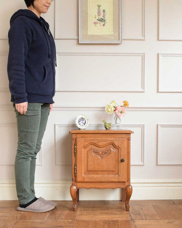 アンティークのキャビネット　アンティーク家具　フランスから届いた木扉の収納家具、猫脚のアンティークサイドテーブル。フランスらしさがギュッと詰まっていますコンパクトなサイズなのにフランスらしく優雅な雰囲気がたっぷり詰まったキャビネット。(j-2549-f)