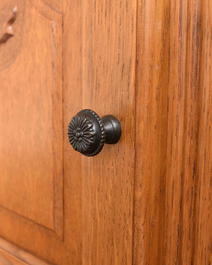 アンティークのキャビネット　アンティーク家具　フランスから届いた木扉の収納家具、猫脚のアンティークサイドテーブル。取っ手のデザインも優雅フランスらしさは取っ手のデザインにも。(j-2549-f)