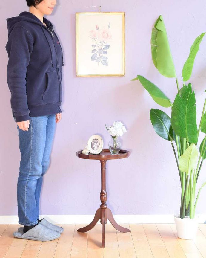 アンティークのテーブル　アンティーク家具　革張り天板のワインテーブル、小さいアンティーク英国家具。移動もラクラク！どこでも使える小さなテーブル持ち運び便利なワインテーブル。(j-2550-f)