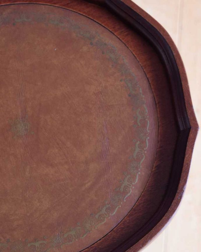 アンティークのテーブル　アンティーク家具　革張り天板のワインテーブル、小さいアンティーク英国家具。近づいて見てみると･･･天板の周りもアンティークらしく美しいデザイン。(j-2550-f)