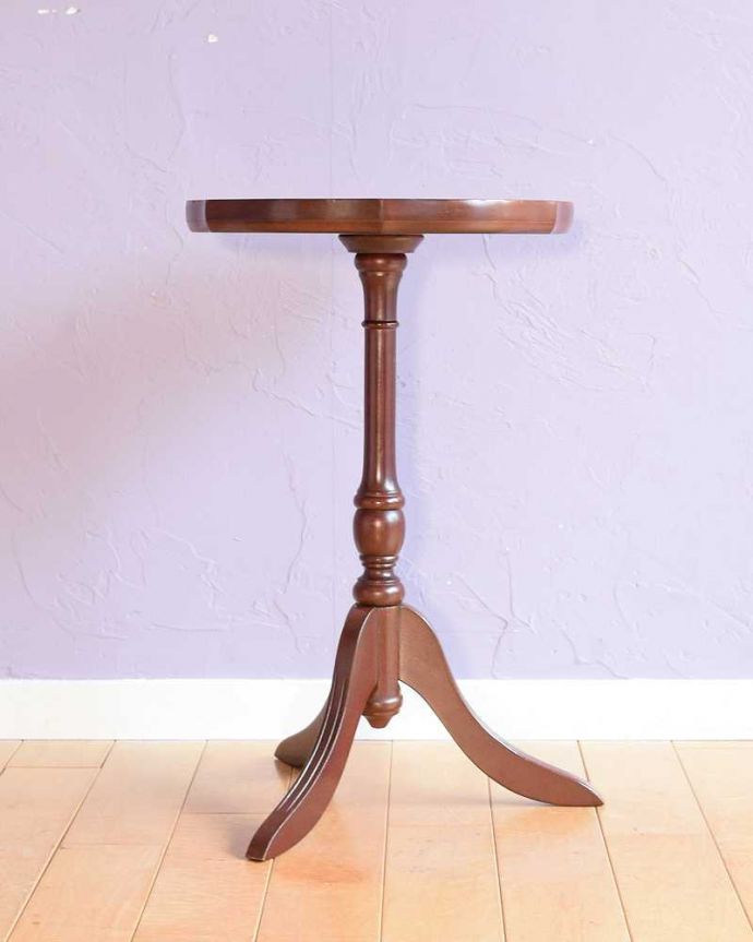 アンティークのテーブル　アンティーク家具　革張り天板のワインテーブル、小さいアンティーク英国家具。横から見ても優雅英国アンティークらしく横顔だって美しいんです。(j-2550-f)