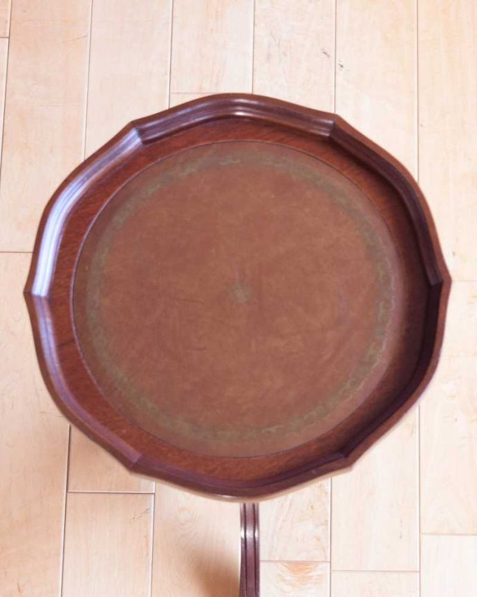 アンティークのテーブル　アンティーク家具　革張り天板のワインテーブル、小さいアンティーク英国家具。天板を上から見ると･･･天板はこんな感じで、ちょっとしたものを乗せて使うのに便利なサイズです。(j-2550-f)