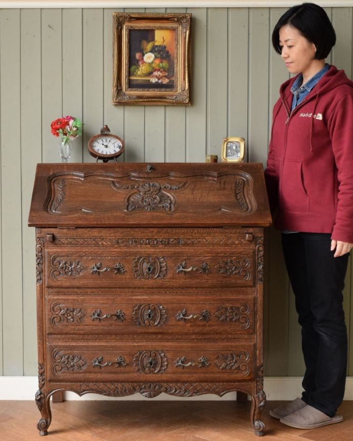 ビューロー　アンティーク家具　フランスのアンティーク家具、豪華な彫が自慢のビューロー（デスク）。優雅な気分が過ごせる大人のビューローフランスらしく美しい彫り。(j-2551-f)