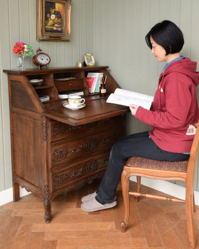ビューロー　アンティーク家具　フランスのアンティーク家具、豪華な彫が自慢のビューロー（デスク）。あっという間に大人のデスク扉を前に倒すとデスクが登場。(j-2551-f)