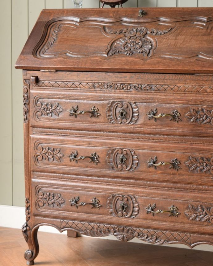 ビューロー　アンティーク家具　フランスのアンティーク家具、豪華な彫が自慢のビューロー（デスク）。フランスらしい彫りの美しさにうっとりやっぱり自慢は惚れ惚れしちゃう彫り。(j-2551-f)