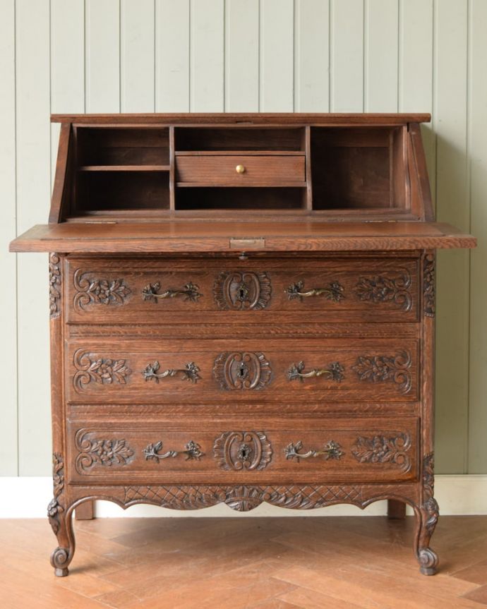 ビューロー　アンティーク家具　フランスのアンティーク家具、豪華な彫が自慢のビューロー（デスク）。お片付け上手になっちゃう仕切り細々としたものがキレイに収納できるように細かく仕切られているので、いろんなものをスッキリ片付けられます。(j-2551-f)