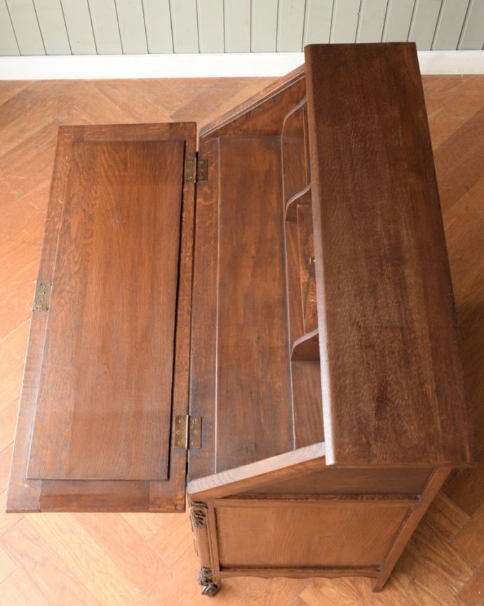 ビューロー　アンティーク家具　フランスのアンティーク家具、豪華な彫が自慢のビューロー（デスク）。デスクの天板もキレイです気になるデスクの天板も専門の職人がキレイに仕上げました。(j-2551-f)