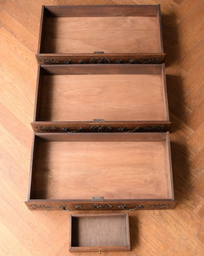 ビューロー　アンティーク家具　フランスのアンティーク家具、豪華な彫が自慢のビューロー（デスク）。引き出しの中も･･･もちろん引き出しの中もキレイに仕上げました。(j-2551-f)