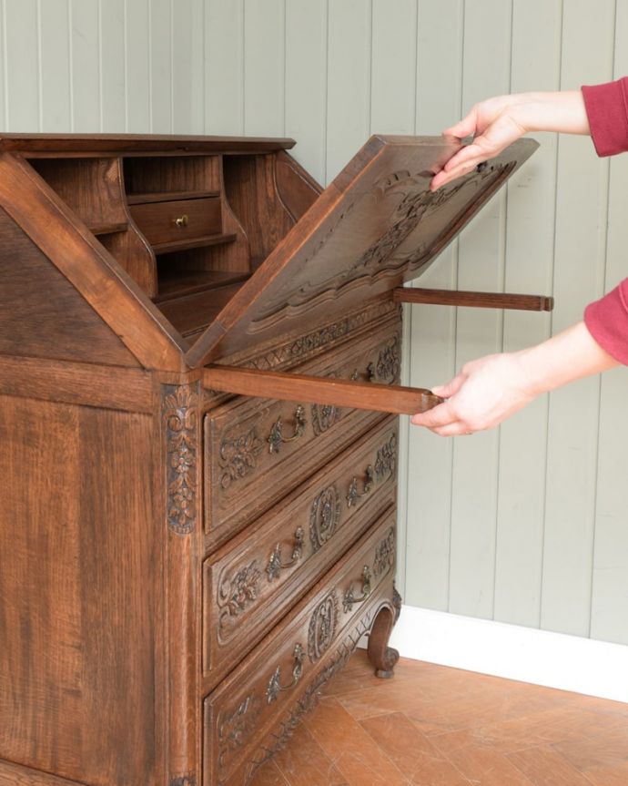 ビューロー　アンティーク家具　フランスのアンティーク家具、豪華な彫が自慢のビューロー（デスク）。あっという間にデスクが登場フラップ扉を前に倒すだけで、あっという間にデスクになります。(j-2551-f)