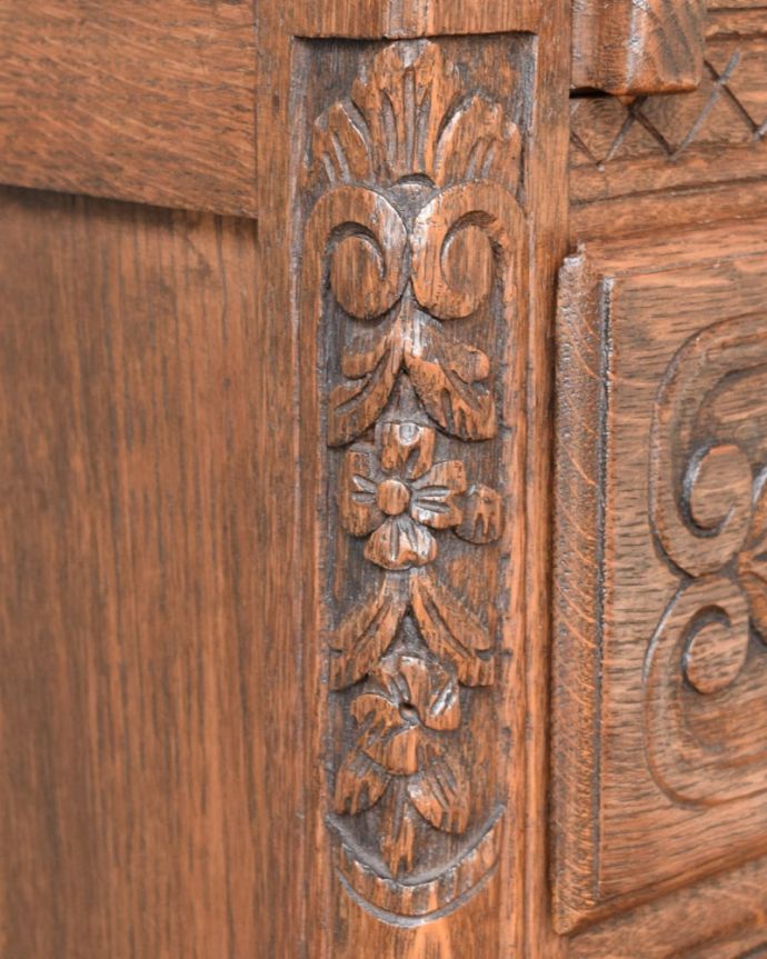 ビューロー　アンティーク家具　フランスのアンティーク家具、豪華な彫が自慢のビューロー（デスク）。いろんな場所にこだわり彫のデザインもいろいろです。(j-2551-f)