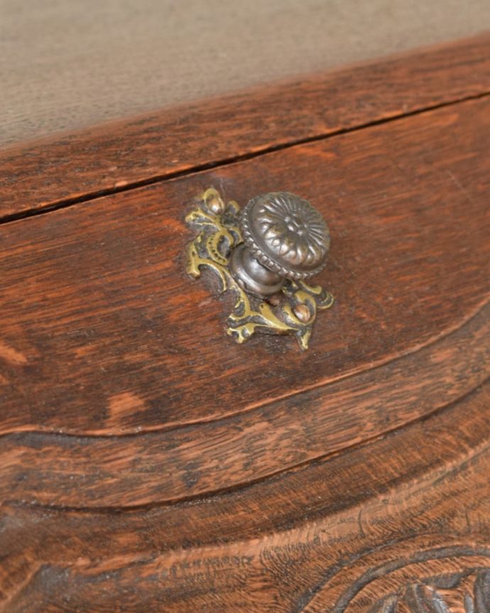 ビューロー　アンティーク家具　フランスのアンティーク家具、豪華な彫が自慢のビューロー（デスク）。手をかけて開ける度に…アンティークらしく高級感がある凝ったデザインの取っ手。(j-2551-f)