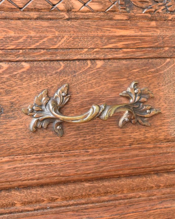 ビューロー　アンティーク家具　フランスのアンティーク家具、豪華な彫が自慢のビューロー（デスク）。アンティークらしい取っ手取っ手にもこだわりが感じられます。(j-2551-f)