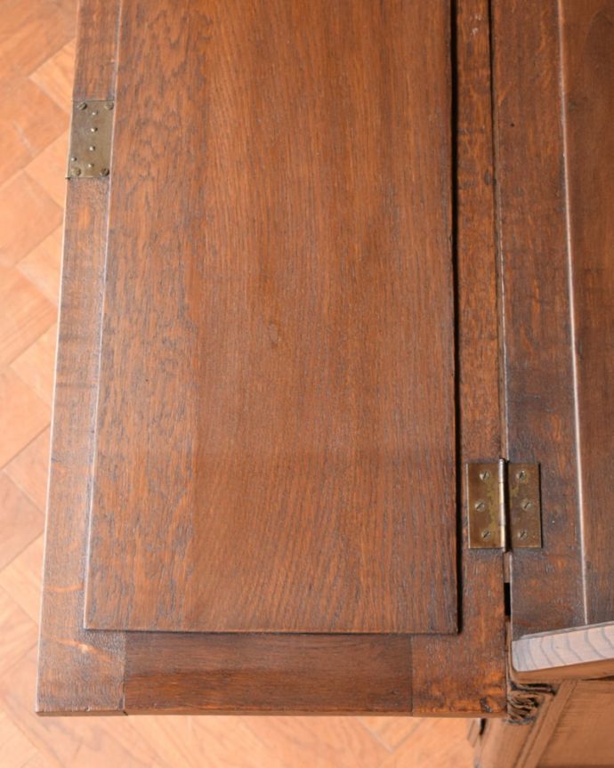 ビューロー　アンティーク家具　フランスのアンティーク家具、豪華な彫が自慢のビューロー（デスク）。デスク部分を近くで見てみるとこんな感じでキレイにお直ししてあります。(j-2551-f)