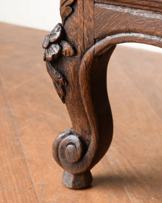 ビューロー　アンティーク家具　フランスのアンティーク家具、豪華な彫が自慢のビューロー（デスク）。女性１人でラクラ運べちゃうんですHandleのアンティークは、脚の裏にフェルトキーパーをお付けしています。(j-2551-f)