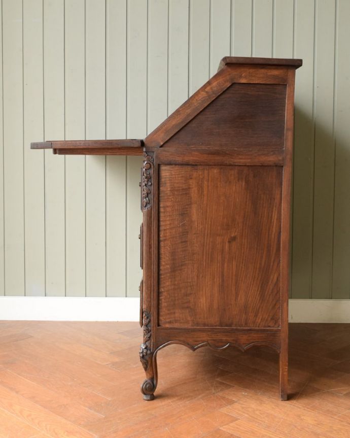 ビューロー　アンティーク家具　フランスのアンティーク家具、豪華な彫が自慢のビューロー（デスク）。横から見ても素敵なんですもちろん横顔もフランス家具らしい美しさ。(j-2551-f)