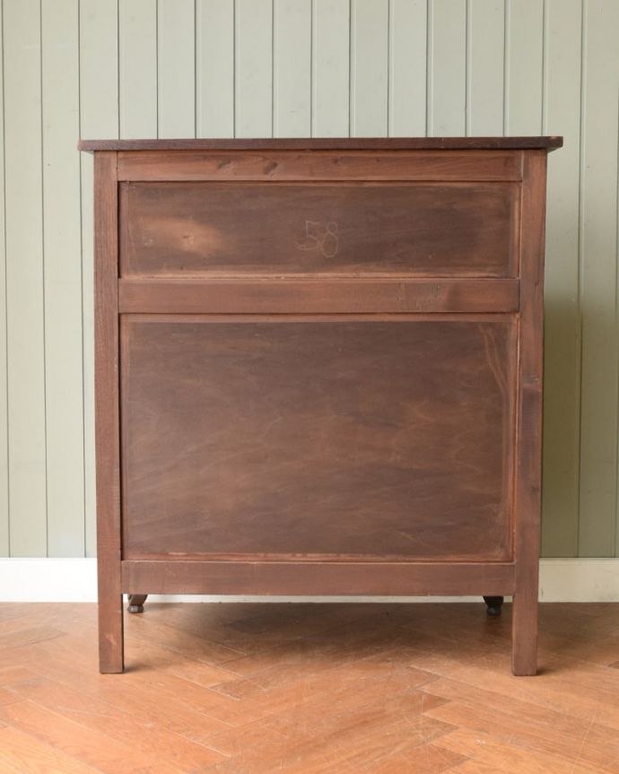 ビューロー　アンティーク家具　フランスのアンティーク家具、豪華な彫が自慢のビューロー（デスク）。後ろ姿にもうっとりアンティークは新品ではないので経年変化によるキズはありますがしっかりお直しをしているので、安心してお使いください。(j-2551-f)