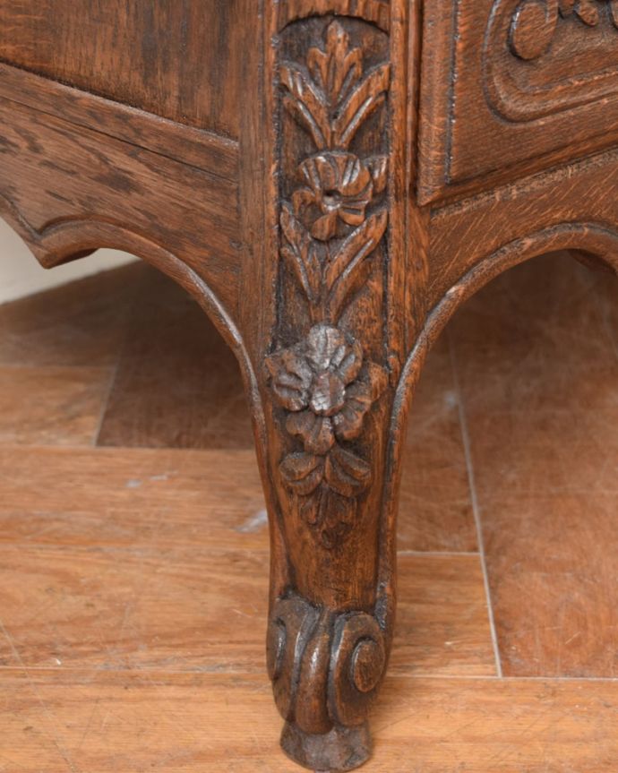 ビューロー　アンティーク家具　フランスのアンティーク家具、豪華な彫が自慢のビューロー（デスク）。至る所に繊細な彫アンティークらしい丁寧な装飾。(j-2551-f)