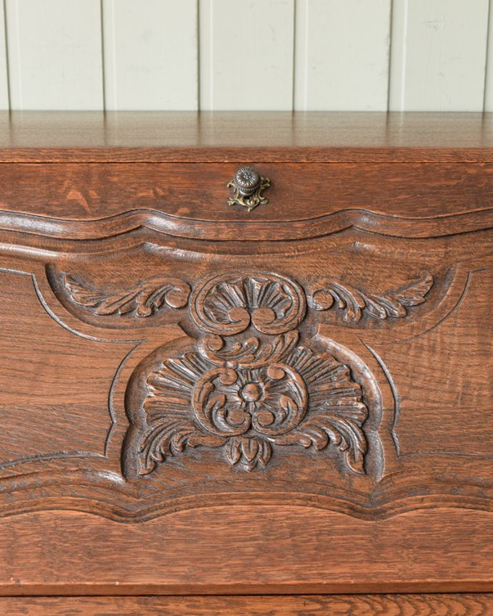 ビューロー　アンティーク家具　フランスのアンティーク家具、豪華な彫が自慢のビューロー（デスク）。惚れ惚れしちゃう美しさこんなに堅い無垢材に一体どうやって彫ったんだろう？と不思議になるくらい細かい彫にうっとりです。(j-2551-f)