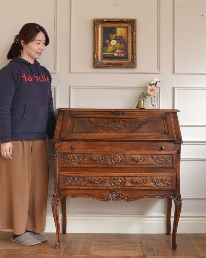 ビューロー アンティーク家具 フランス家具らしい豪華な彫が自慢のアンティークビューロー(デスク)。優雅な気分が過ごせる大人のビューローフランスらしく美しい彫り。(j-2552-f)