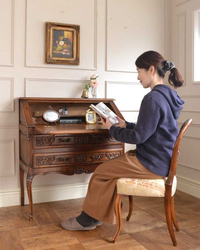 ビューロー アンティーク家具 フランス家具らしい豪華な彫が自慢のアンティークビューロー(デスク)。あっという間に大人のデスク扉を前に倒すとデスクが登場。(j-2552-f)