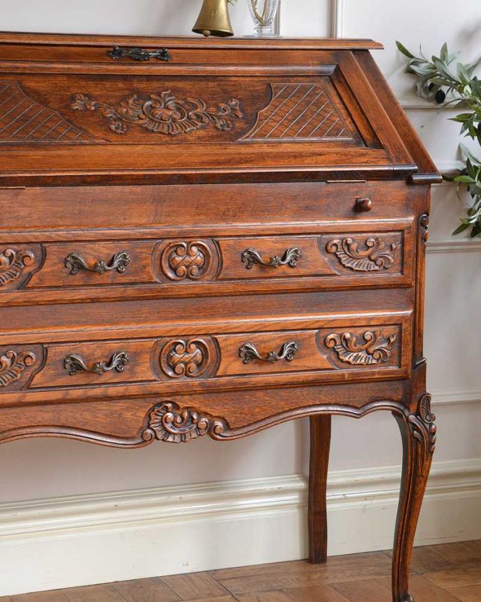 ビューロー アンティーク家具 フランス家具らしい豪華な彫が自慢のアンティークビューロー(デスク)。フランスらしい彫りの美しさにうっとりやっぱり自慢は惚れ惚れしちゃう彫り。(j-2552-f)