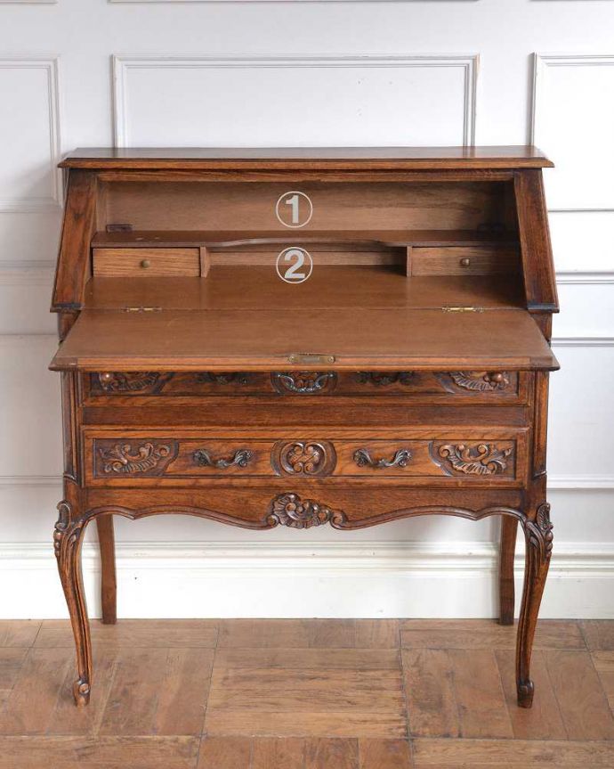 ビューロー アンティーク家具 フランス家具らしい豪華な彫が自慢のアンティークビューロー(デスク)。お片付け上手になっちゃう仕切り細々としたものがキレイに収納できるように細かく仕切られているので、いろんなものをスッキリ片付けられます。(j-2552-f)
