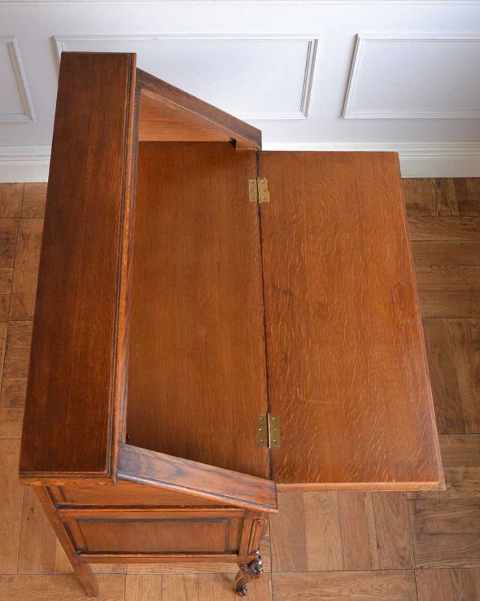 ビューロー アンティーク家具 フランス家具らしい豪華な彫が自慢のアンティークビューロー(デスク)。デスクの天板もキレイです気になるデスクの天板も専門の職人がキレイに仕上げました。(j-2552-f)