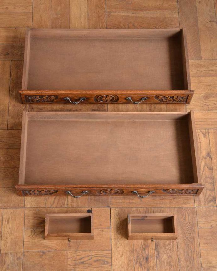 ビューロー アンティーク家具 フランス家具らしい豪華な彫が自慢のアンティークビューロー(デスク)。引き出しの中も・・・もちろん引き出しの中もキレイに仕上げました。(j-2552-f)