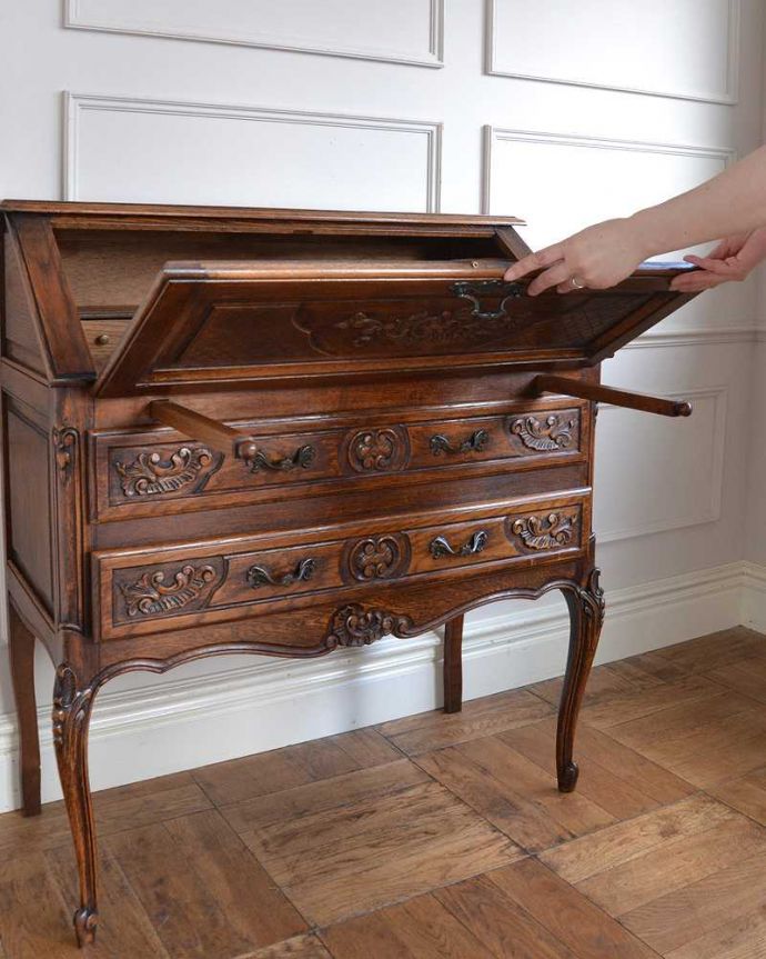 ビューロー アンティーク家具 フランス家具らしい豪華な彫が自慢のアンティークビューロー(デスク)。あっという間にデスクが登場フラップ扉を前に倒すだけで、あっという間にデスクになります。(j-2552-f)
