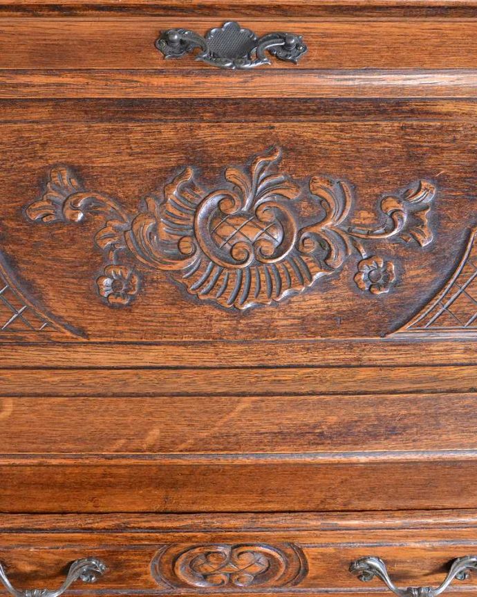 ビューロー アンティーク家具 フランス家具らしい豪華な彫が自慢のアンティークビューロー(デスク)。惚れ惚れしちゃう美しさこんなに堅い無垢材に一体どうやって彫ったんだろう?と不思議になるくらい細かい彫にうっとりです。(j-2552-f)