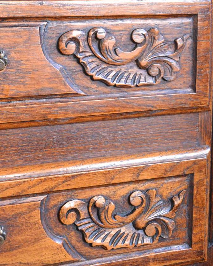 ビューロー アンティーク家具 フランス家具らしい豪華な彫が自慢のアンティークビューロー(デスク)。いろんな場所にこだわり彫のデザインもいろいろです。(j-2552-f)