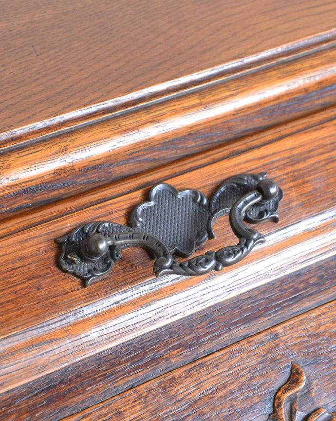 ビューロー アンティーク家具 フランス家具らしい豪華な彫が自慢のアンティークビューロー(デスク)。アンティークらしい取っ手取っ手にもこだわりが感じられます。(j-2552-f)