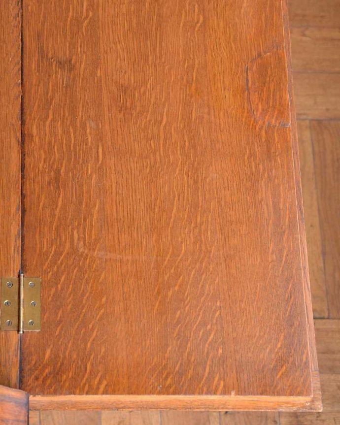 ビューロー アンティーク家具 フランス家具らしい豪華な彫が自慢のアンティークビューロー(デスク)。デスク部分を近くで見てみるとこんな感じでキレイにお直ししてあります。(j-2552-f)