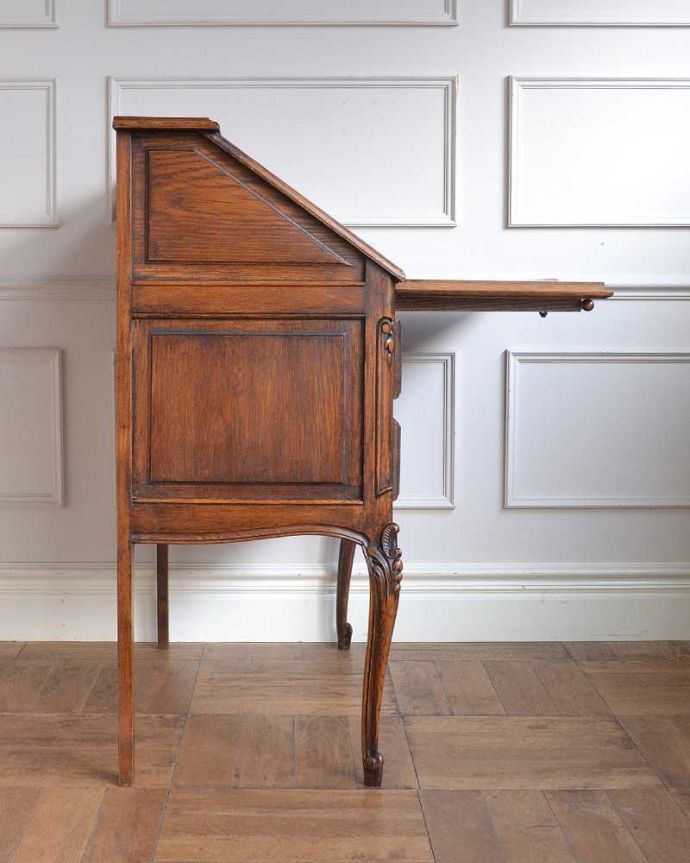 ビューロー アンティーク家具 フランス家具らしい豪華な彫が自慢のアンティークビューロー(デスク)。横から見ても素敵なんですもちろん横顔もフランス家具らしい美しさ。(j-2552-f)