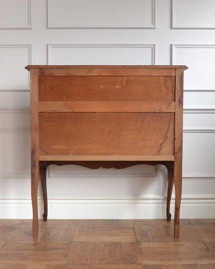 ビューロー アンティーク家具 フランス家具らしい豪華な彫が自慢のアンティークビューロー(デスク)。後ろ姿にもうっとりアンティークは新品ではないので経年変化によるキズはありますがしっかりお直しをしているので、安心してお使いください。(j-2552-f)