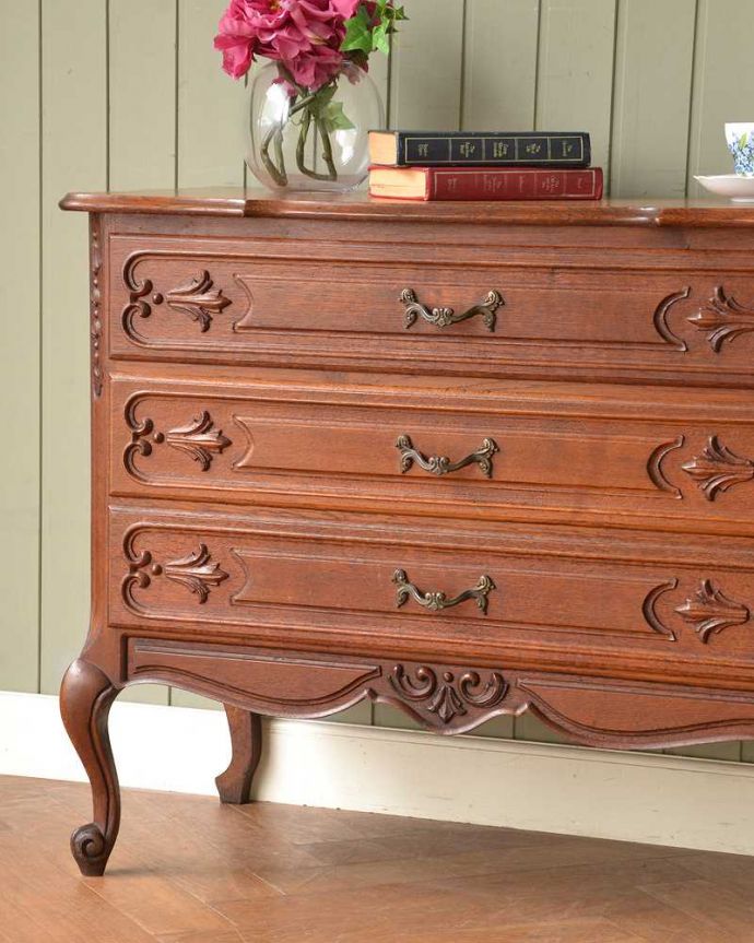 アンティークのチェスト　アンティーク家具　フレンチスタイルの優雅なアンティーク家具、収納力たっぷりのチェスト（ドロワー）。収納だけじゃなく見て楽しむチェストチェストと言っても収納だけじゃなく見た目が素敵なんです。(j-2553-f)