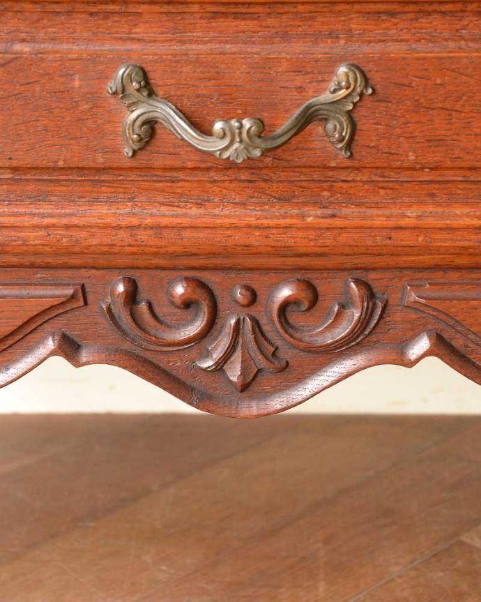アンティークのチェスト　アンティーク家具　フレンチスタイルの優雅なアンティーク家具、収納力たっぷりのチェスト（ドロワー）。フランスらしい彫りフランスらしさの象徴とも言える、優雅な彫りの装飾。(j-2553-f)