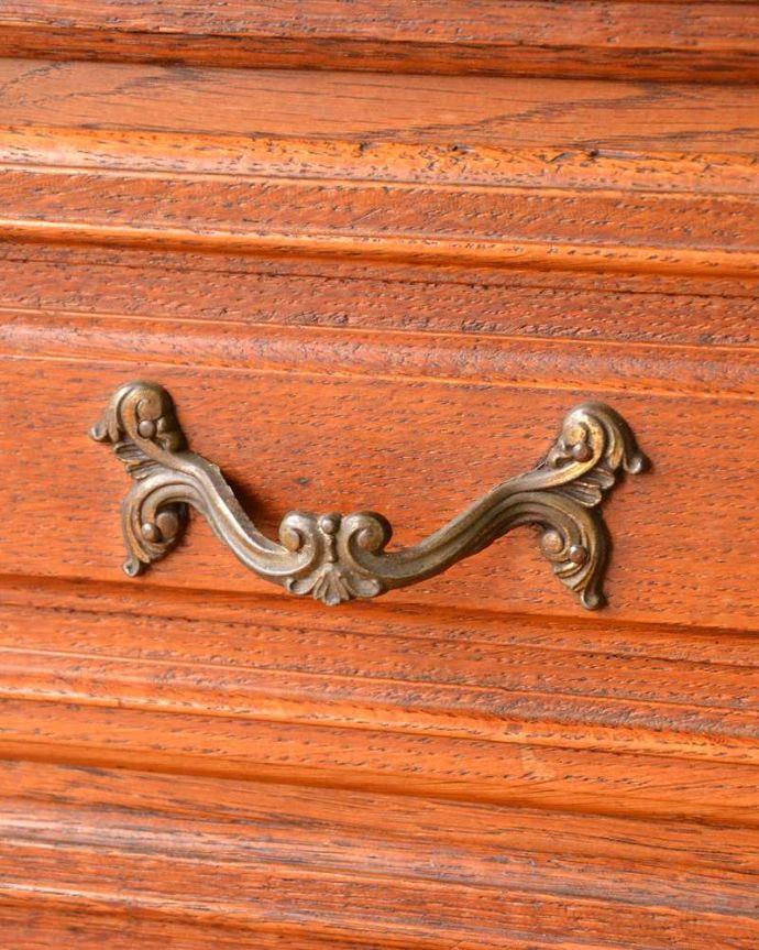 アンティークのチェスト　アンティーク家具　フレンチスタイルの優雅なアンティーク家具、収納力たっぷりのチェスト（ドロワー）。開ける度にワクワクする取っ手フランスらしい優雅なデザインの取っ手。(j-2553-f)