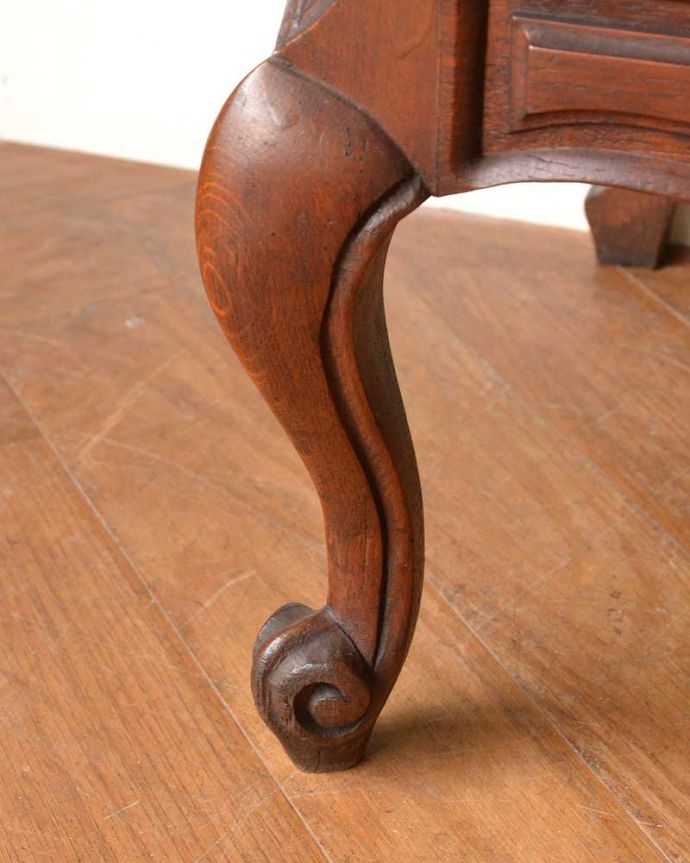 アンティークのチェスト　アンティーク家具　フレンチスタイルの優雅なアンティーク家具、収納力たっぷりのチェスト（ドロワー）。女性1人でラクラク運べちゃう仕掛けHandleのアンティークは、脚の裏にフェルトキーパーをお付けしています。(j-2553-f)