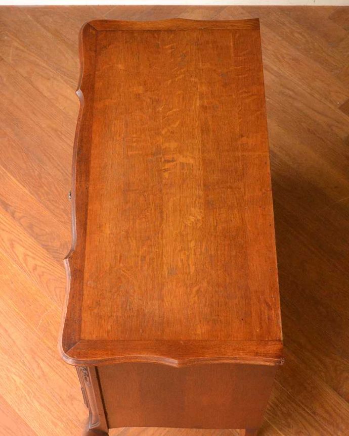 アンティークのチェスト　アンティーク家具　フレンチスタイルの優雅なアンティーク家具、収納力たっぷりのチェスト（ドロワー）。何を置こうかな･･･？チェストを上から見るとこんな形です。(j-2553-f)