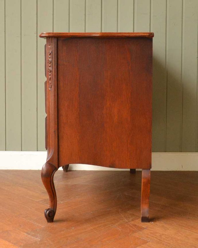 アンティークのチェスト　アンティーク家具　フレンチスタイルの優雅なアンティーク家具、収納力たっぷりのチェスト（ドロワー）。横から見てもステキ横から見るとこんな感じ。(j-2553-f)