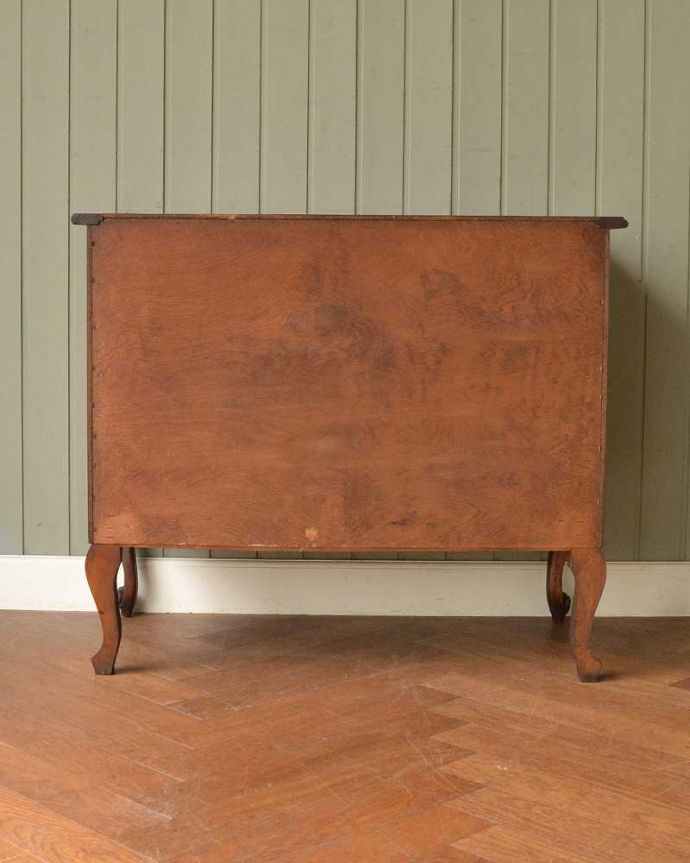 アンティークのチェスト　アンティーク家具　フレンチスタイルの優雅なアンティーク家具、収納力たっぷりのチェスト（ドロワー）。修復したので後姿もキレイですアンティークは新品ではないので、もちろん経年変化によるキズはありますが、専門の職人が修復しています。(j-2553-f)