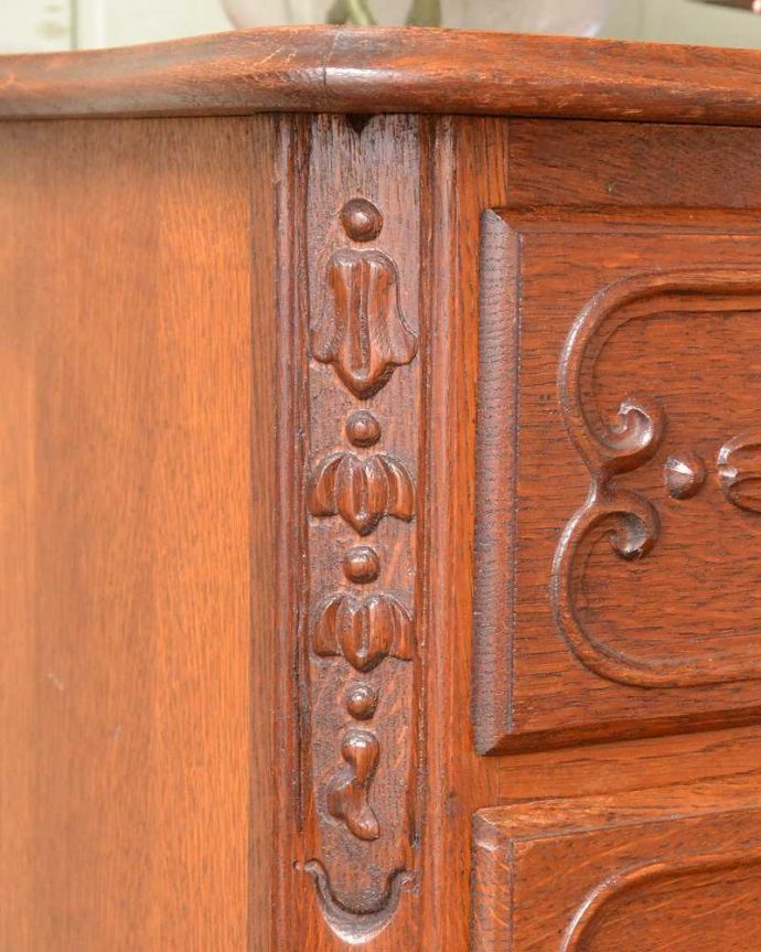 アンティークのチェスト　アンティーク家具　フレンチスタイルの優雅なアンティーク家具、収納力たっぷりのチェスト（ドロワー）。優雅なデザインまだ機械が発達していない時代に、どうやって造ったんだろう･･･。(j-2553-f)