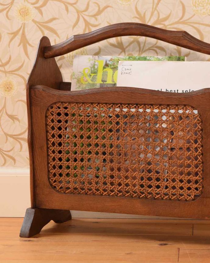 マガジンラック　アンティーク家具　フランス輸入のアンティーク家具、編み目がお洒落なマガジンラック。ちょっと置いておきたい…をキレイに収納新聞や雑誌など、ついついテーブルの上に置いてしまって雑多に見えるものが、コレさえあればキレイに収納出来てお部屋もスッキリ見えるんです。(j-2554-f)