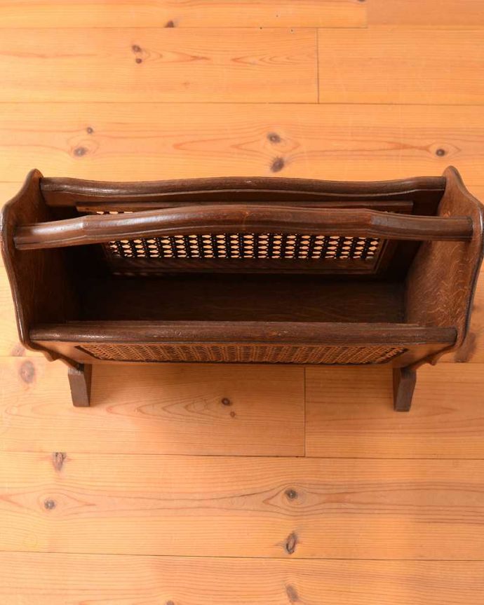 マガジンラック　アンティーク家具　フランス輸入のアンティーク家具、編み目がお洒落なマガジンラック。雑誌を入れる部分もキレイに修復しましたアンティークは新品ではないので経年変化によるキズはありますが、専門の職人がキレイにお直ししました。(j-2554-f)